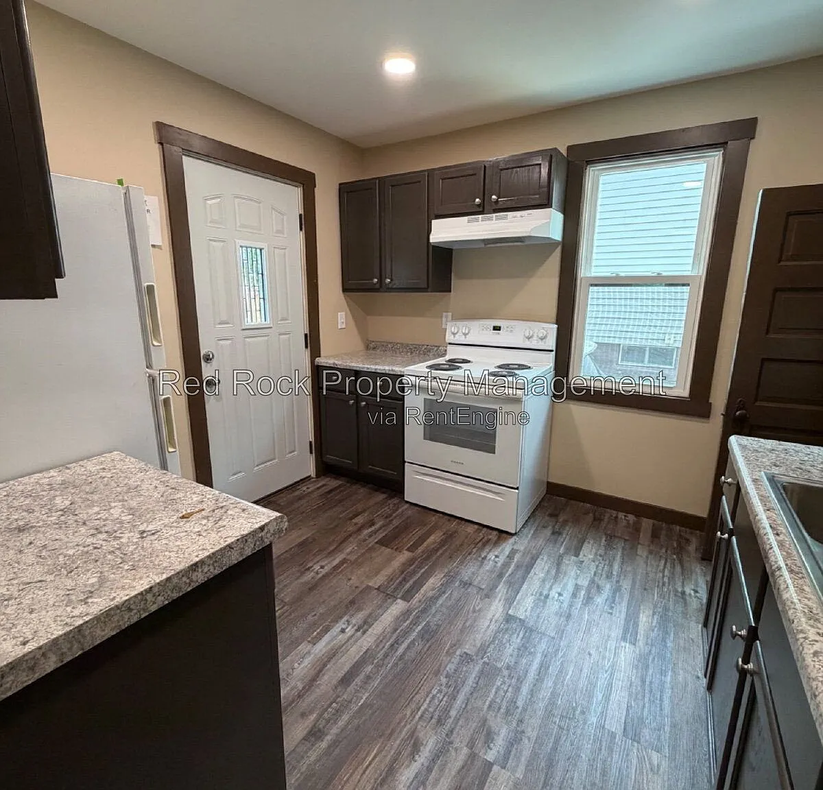 3 bed, 1.0 bath, 1078 sqft, $1,600 — Photo 2