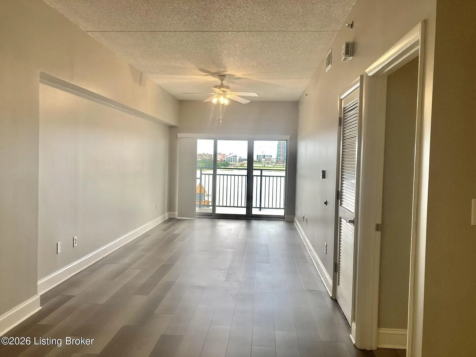 1 bed, 1.0 bath, 987 sqft, $1,900 — Photo 4
