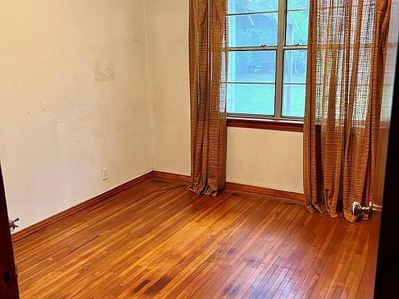 2nd image of 611 Avenue E