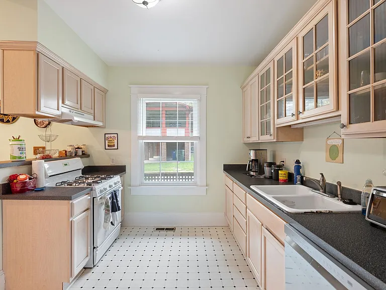 613 Elm St — Photo 9