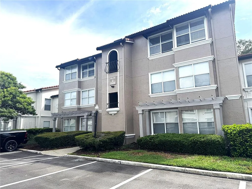 2 bed, 1.5 bath, 919 sqft, $1,650 — Photo 2