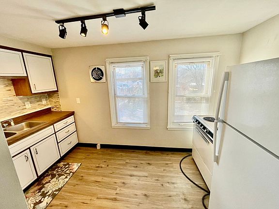 4th image of 415 Beaver St #2