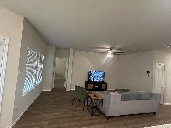 3rd image of 148 Pivot Dr