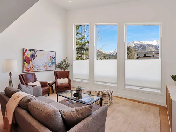 512 E 8th Ave, Canmore, AB T1W 2E3