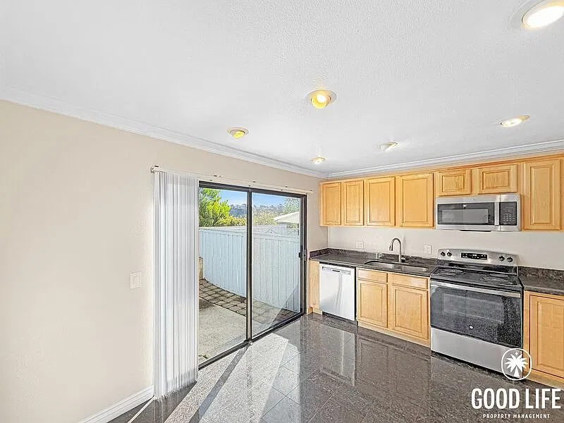 3 bed, 2.5 bath, 1450 sqft, $4,600 — Photo 3