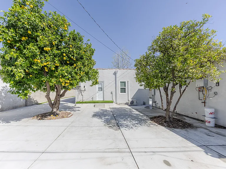 2461 Saint Pierre Ave — Photo 43