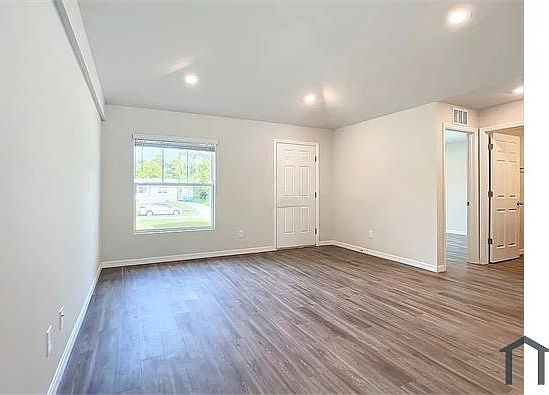 3rd image of 9233 Tacoma Ave