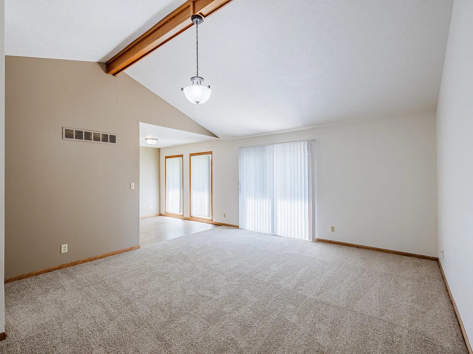 3 bed, 2232 sqft, $1,999 — Photo 2