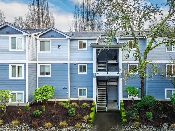 250 NW Dogwood Street #E205, Issaquah, WA 98027