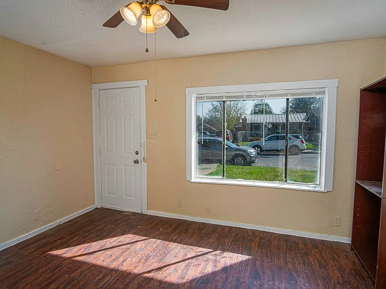 819 Larry St — Photo 2
