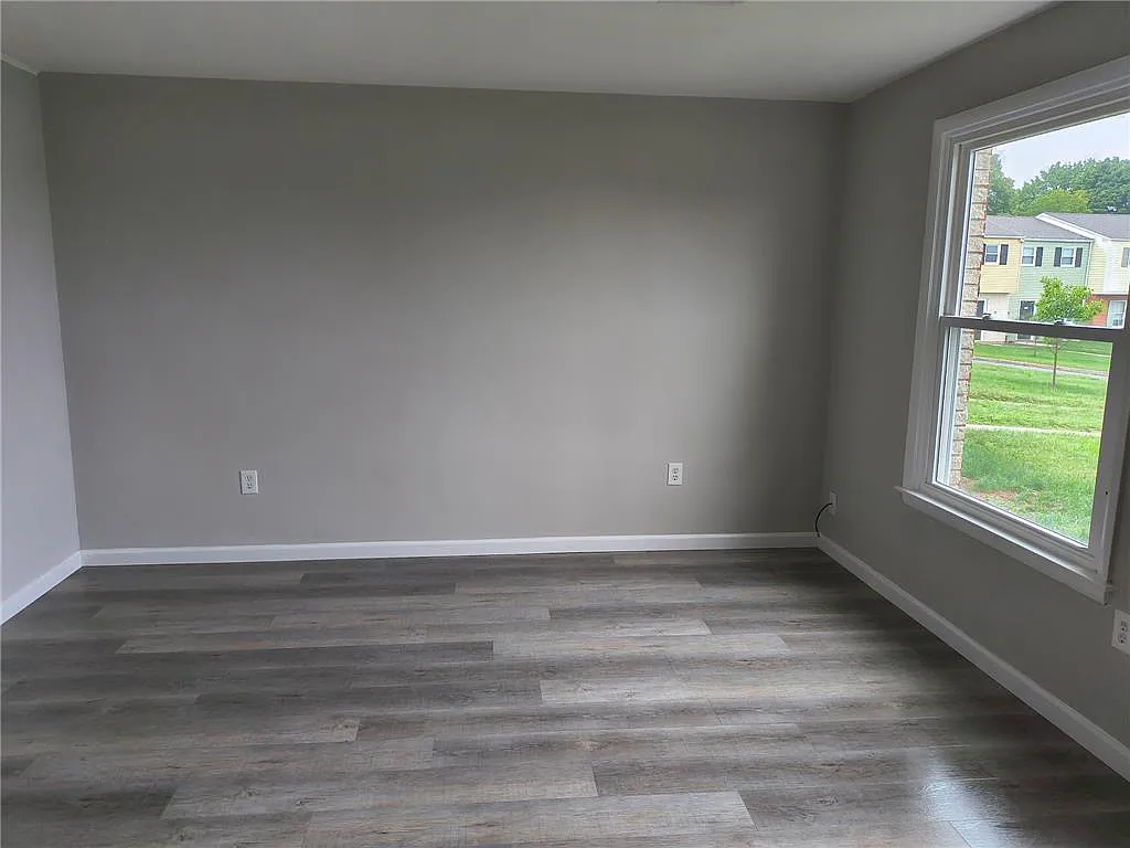 2 bed, 1.0 bath, 1002 sqft, $1,595 — Photo 3