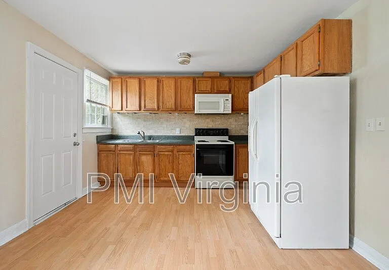 141 Howe St — Photo 11