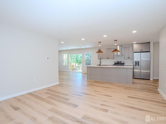 4th image of 290 Fresh Ponds Rd S