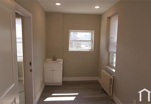 3rd image of 4903 Penn St #B