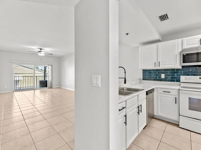 100 Browning Ave — Photo 2