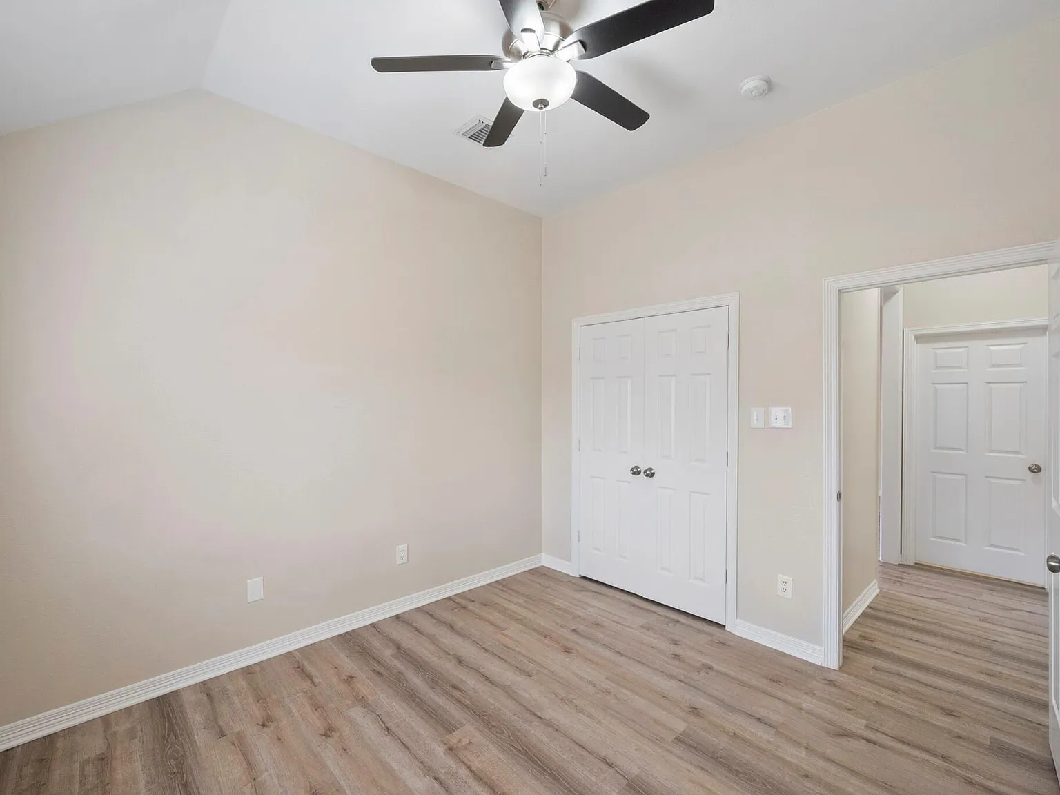 4 bed, 2433 sqft, $3,950 — Photo 4