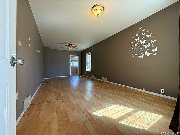 3rd image of 562 Athabasca Street W
