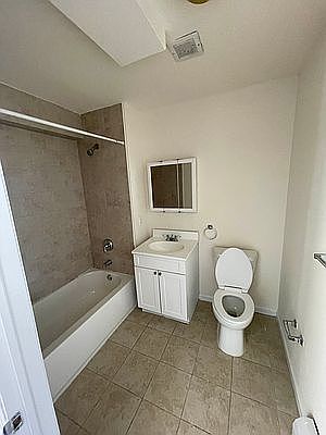 2nd image of 1423 Longfellow Ave #2B