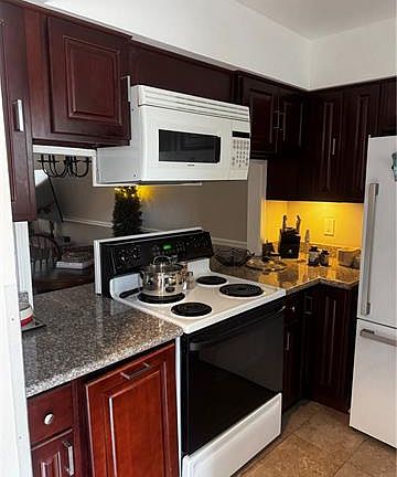 4th image of 319 Ormond Meadows Dr APT B