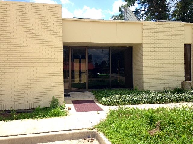 2nd image of 600 E Pinhook Rd