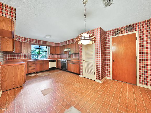 4th image of 1912 N SHERRY Drive