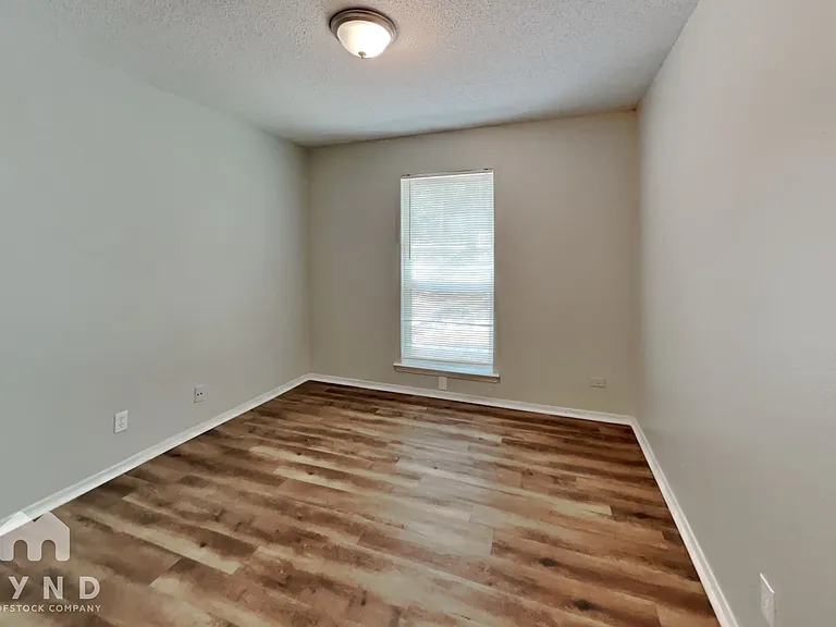 915 Winnie St — Photo 12