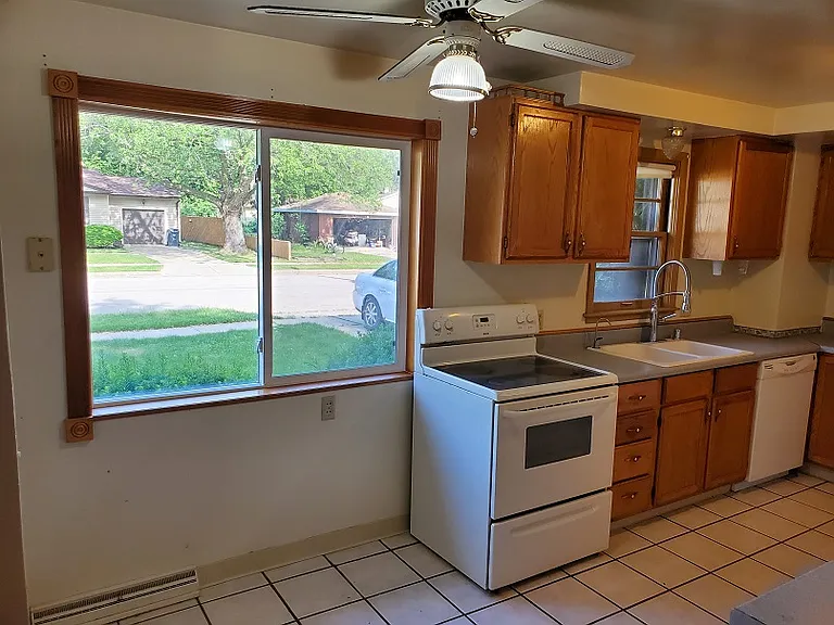 1163 Higgins Ave — Photo 15