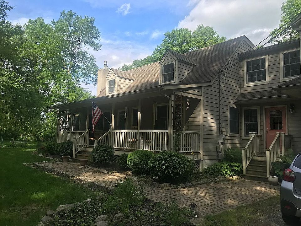 2nd image of 916 Mount Holly Rd