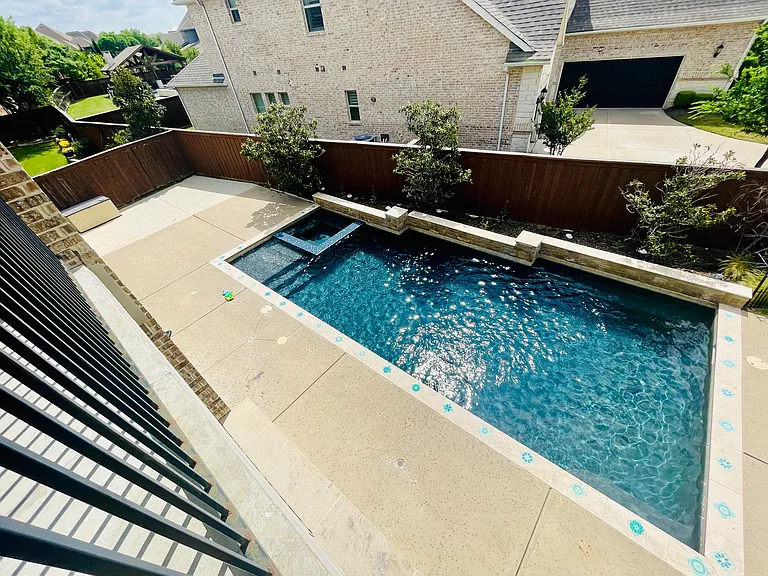 Swimming Pool with Spa (can be heated)