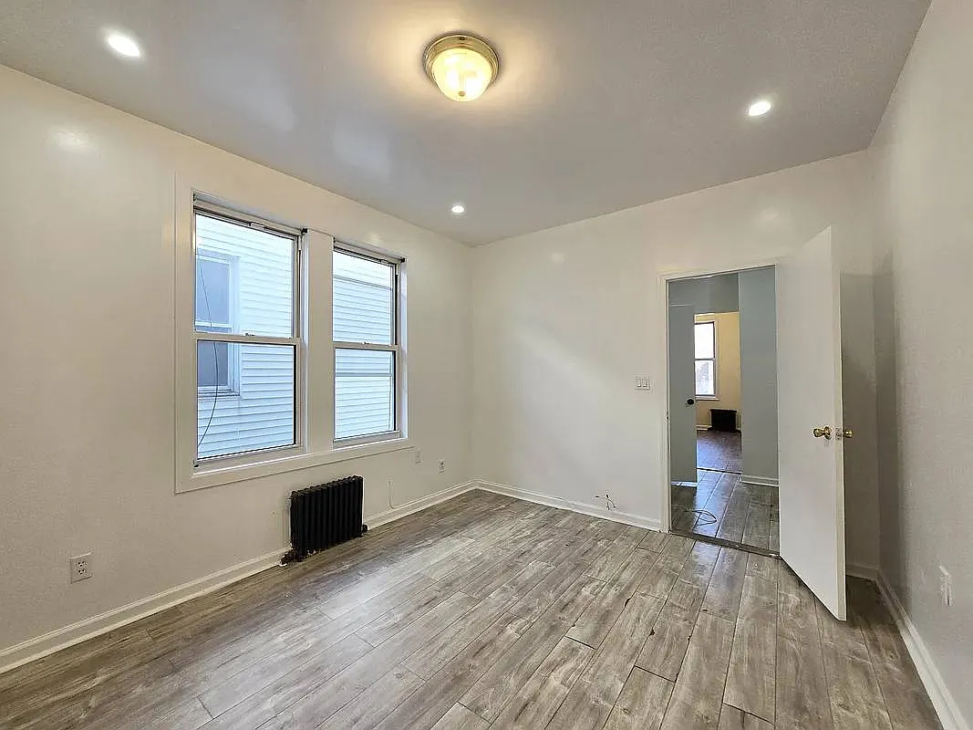 677 Dawson St — Photo 4