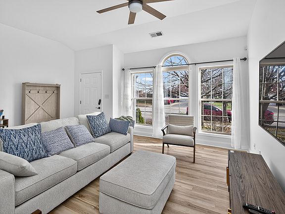 4th image of 240 Gleneagles Way