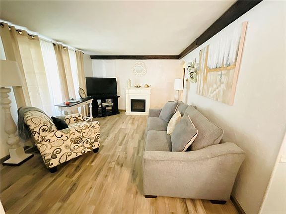 3rd image of 437 Glencoe Dr