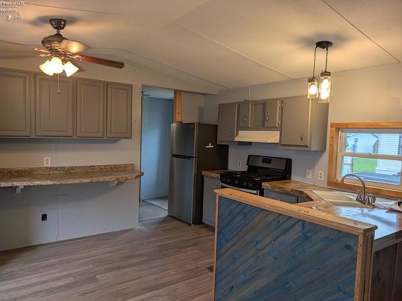 3rd image of 220 Maple Ln #85
