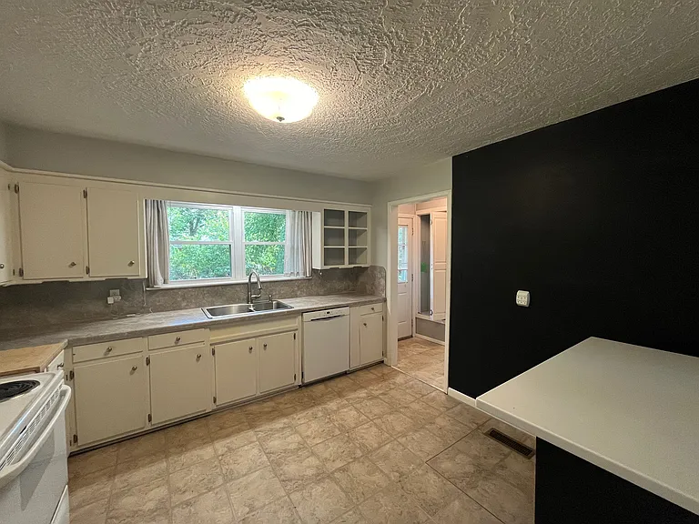 1332 W Boyd St — Photo 11