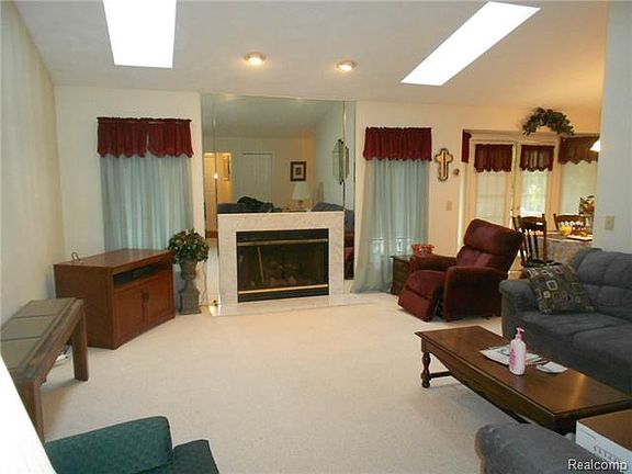 4th image of 19059 Carmelo Dr N
