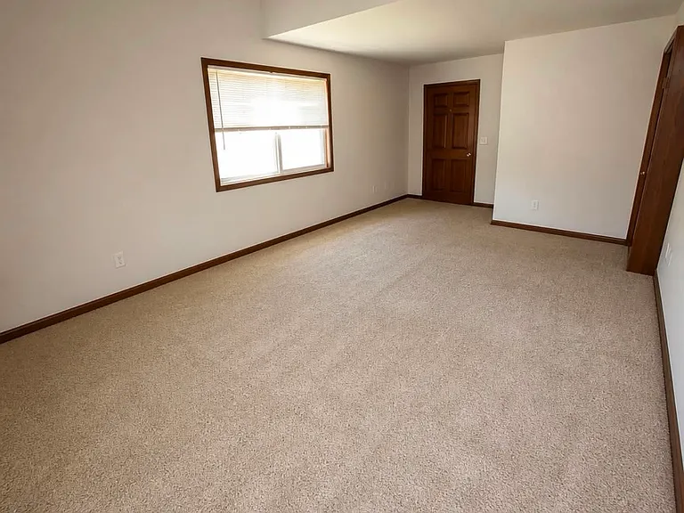 501 Manchester Ln — Photo 8