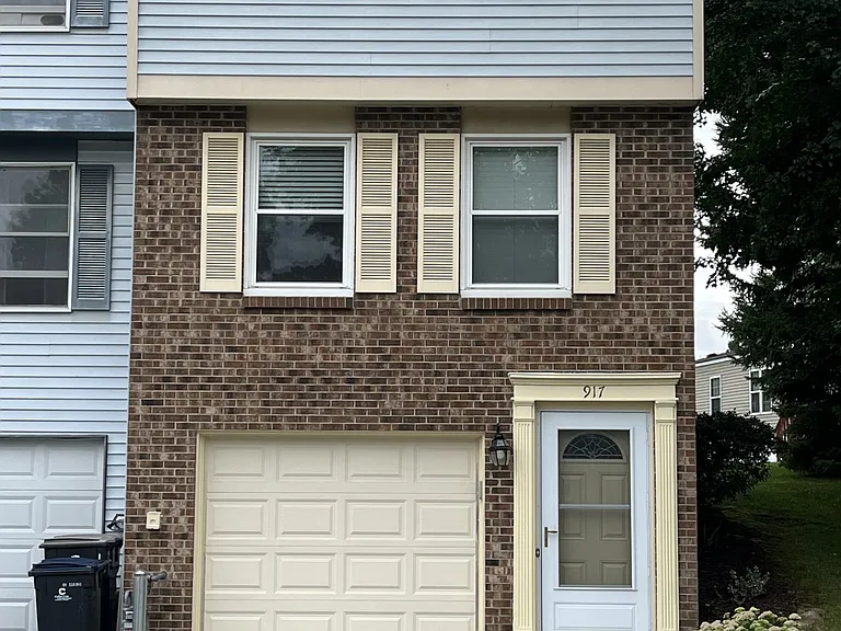 917 Lynwood Ct — Photo 1