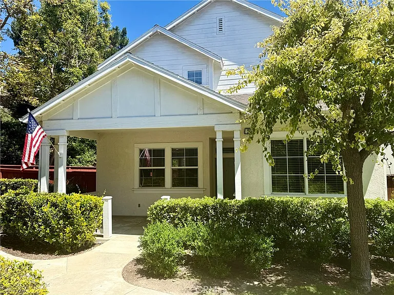 27 Nantucket Ln — Photo 1
