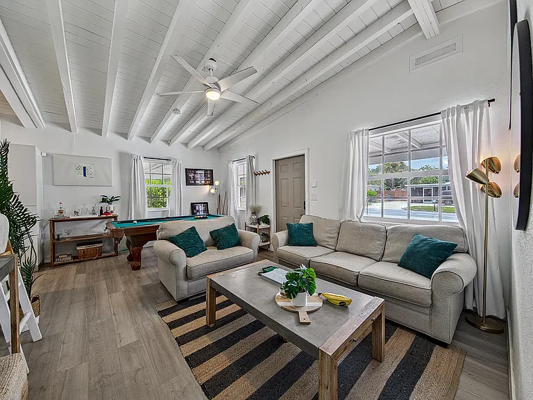 140 SE 9th Ave — Photo 4