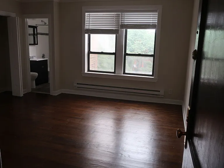 3345 N Marshfield Ave #301 — Photo 2
