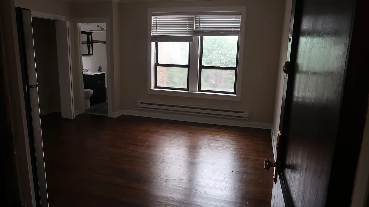 Building Photo - 3345 N Marshfield Ave #301