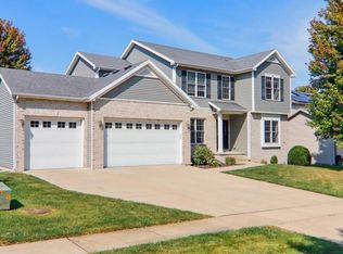 19 Stonehedges Ct, Bloomington, IL 61705