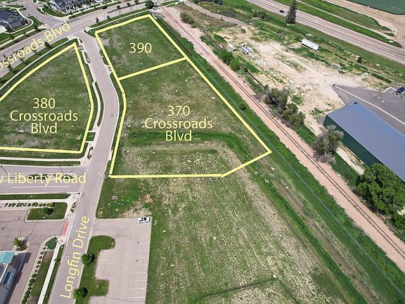 3rd image of 320 Crossroads Blvd