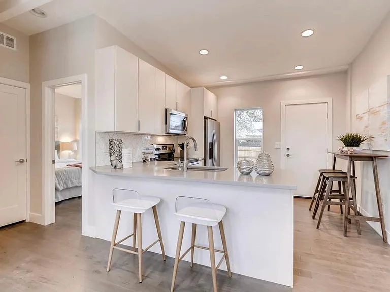 1121 W 36th Ave — Photo 2