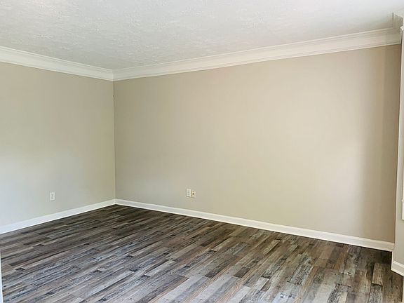 5th image of 325 Barrington Grange Dr
