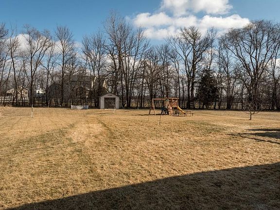 4th image of 711 Black Forest Rd