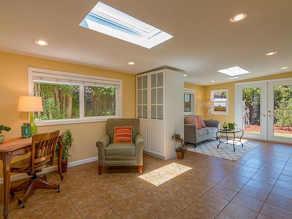 5th image of 1575 Cabrillo Ave