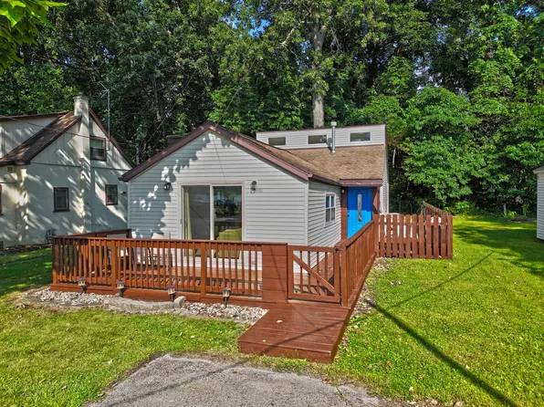 63432 Lakeshore Dr, Dowagiac, MI 49047