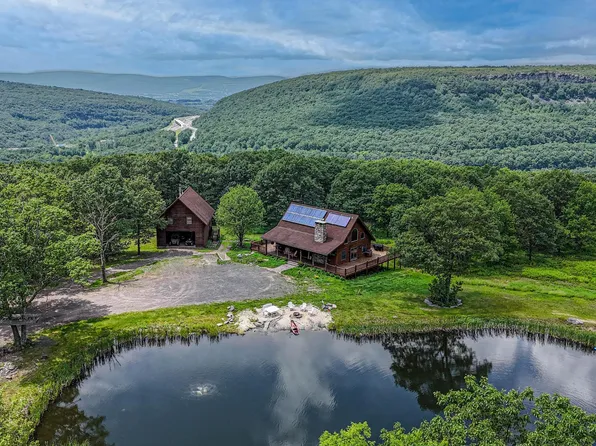 427 Summit Woods Rd, Roaring Brook Township, PA 18444