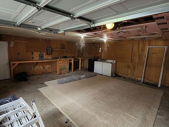 3rd image of 3029 N Delaware Ave